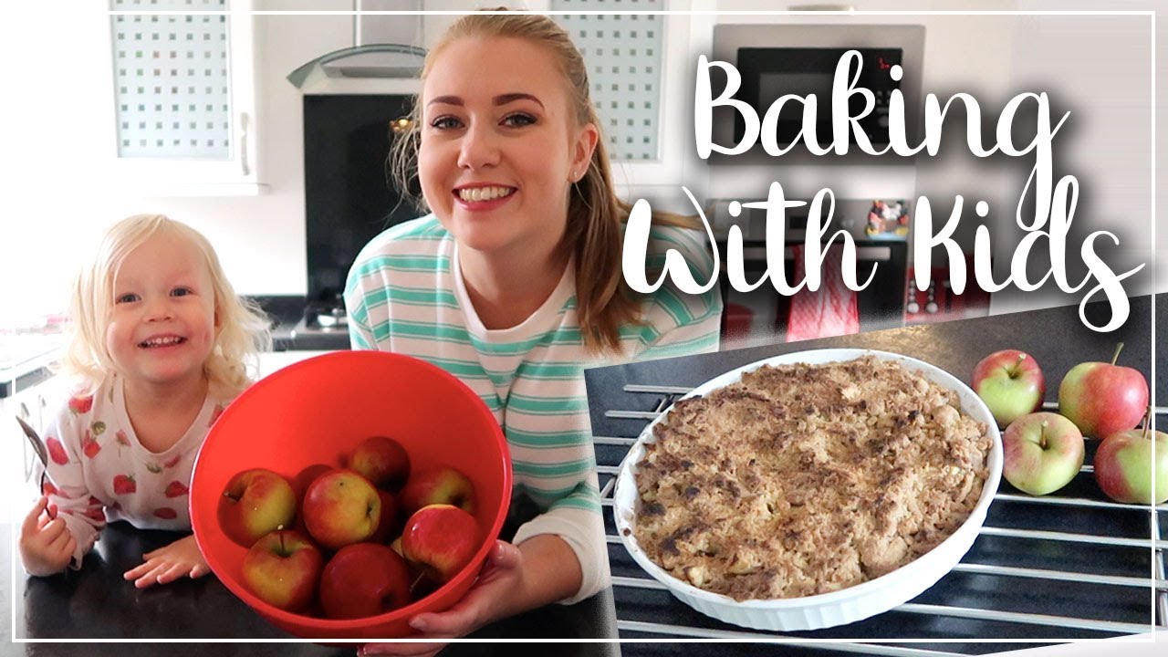 BAKING APPLE CRUMBLE - PERFECT FOR AUTUMN AND EASY TO MAKE - BAKING WITH KIDS - LOTTE ROACH